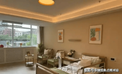 领白叟走出核心